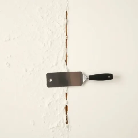 Jak usunąć tynk strukturalny wewnętrzny