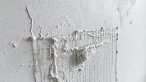 Tynkowanie klejem do siatki